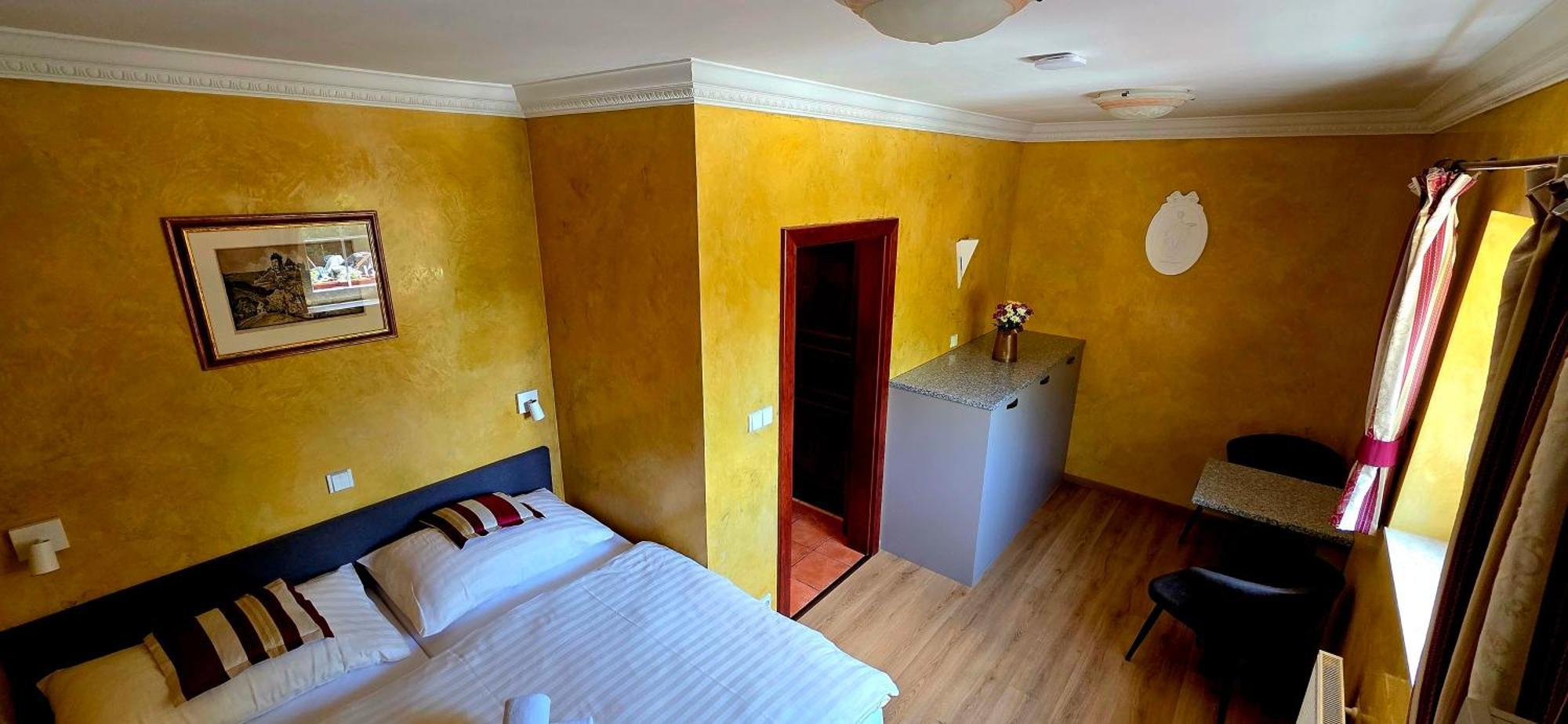 & 4* Карлштейн