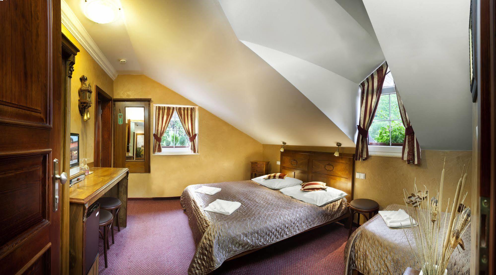 Hotel &