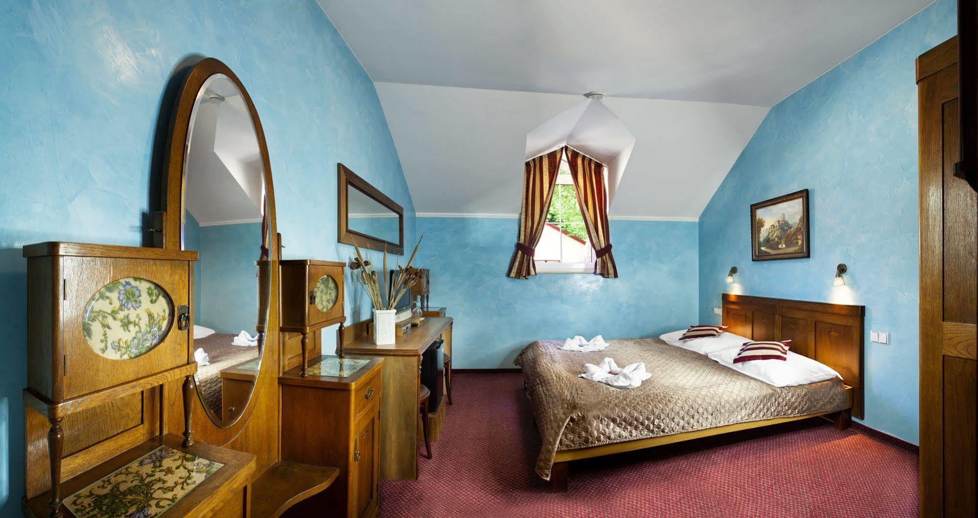 Hotel &