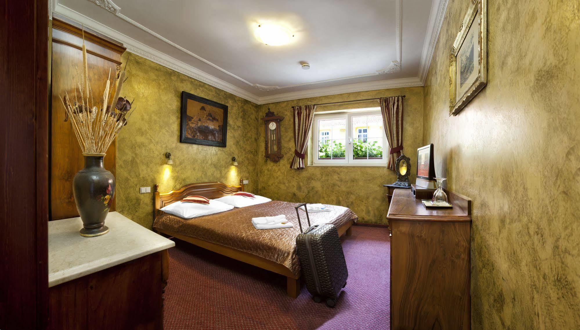 & 4* Karlštejn